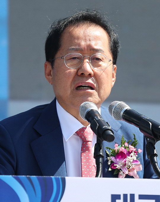 홍준표 대구시장 2일 오후 대구 달성군 하빈면 대구교도소 이전 개청식을 찾아 축사하고 있다.<연합뉴스>